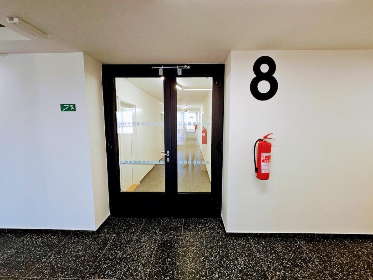 Live-inn Cozy For 1-4 Guests, 20 Mins To Center, Lift, Gym, Reception, Parking, Roof Terrace, Game & Party Apartment Prague