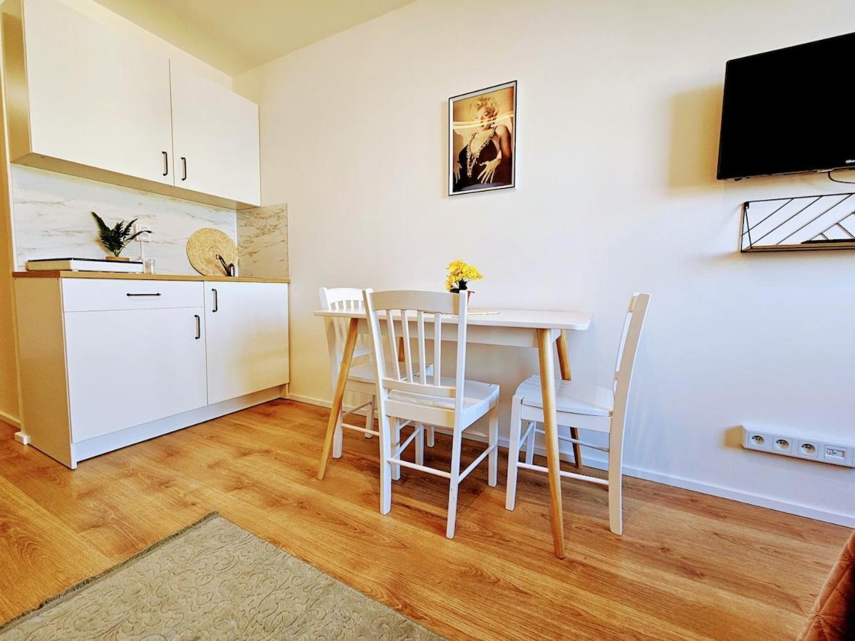 Live-inn Cozy For 1-4 Guests, 20 Mins To Center, Lift, Gym, Reception, Parking, Roof Terrace, Game & Party Apartment Prague