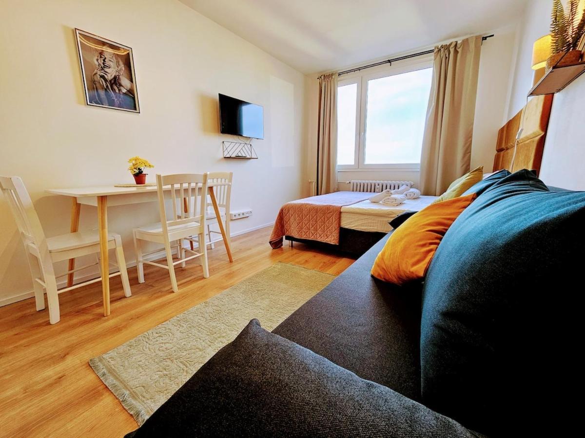 Live-inn Cozy For 1-4 Guests, 20 Mins To Center, Lift, Gym, Reception, Parking, Roof Terrace, Game & Party * Prague