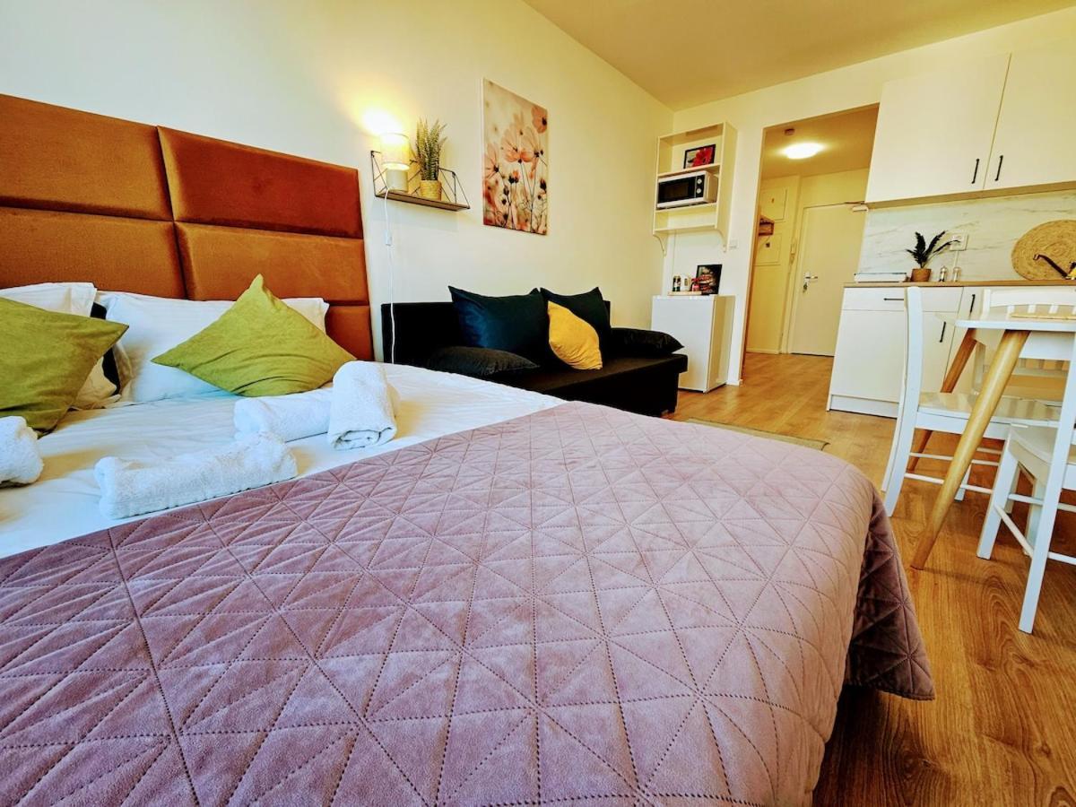 Live-inn Cozy For 1-4 Guests, 20 Mins To Center, Lift, Gym, Reception, Parking, Roof Terrace, Game & Party *