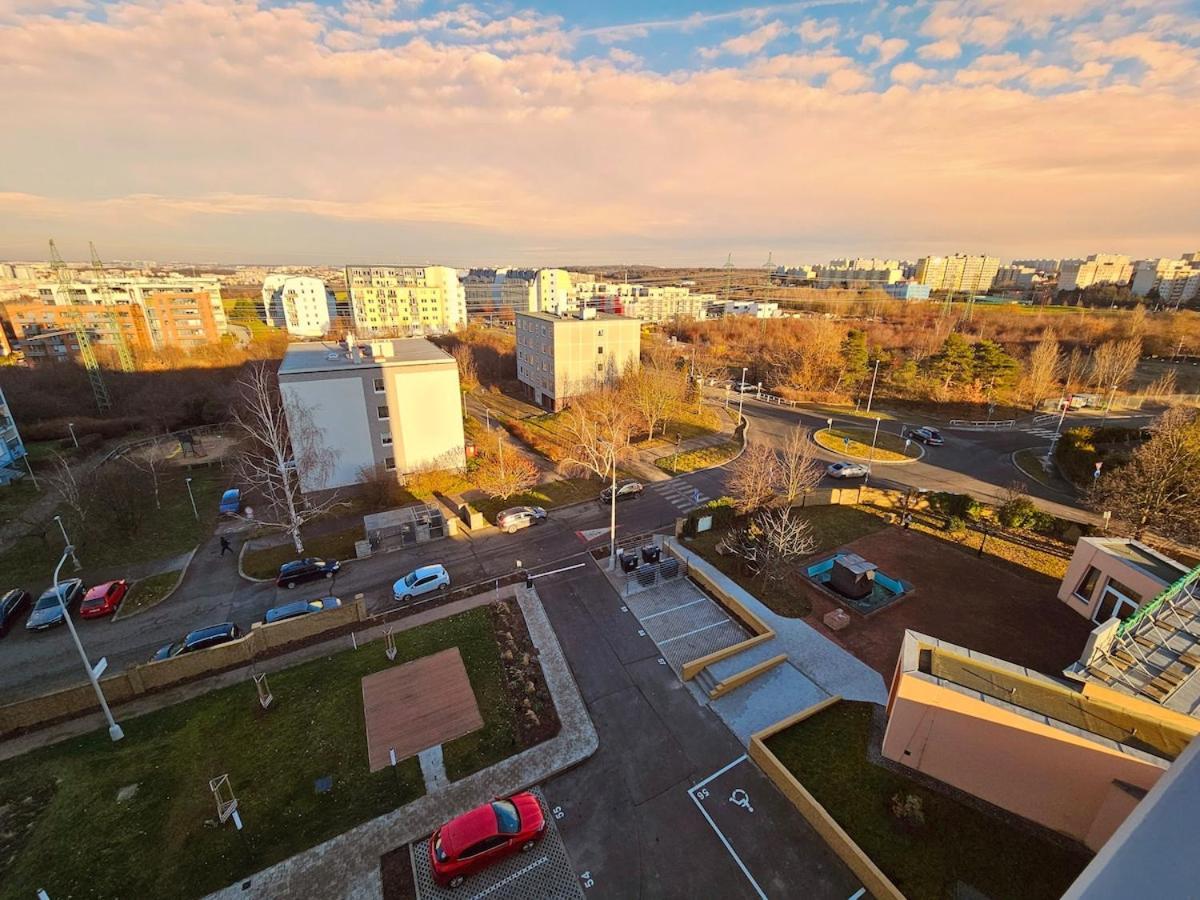 Apartment Live-inn Cozy For 1-4 Guests, 20 Mins To Center, Lift, Gym, Reception, Parking, Roof Terrace, Game & Party Prag